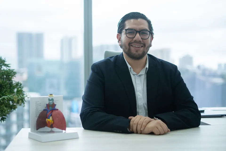 Dr. Juan Carlos Acosta Salazar en su consultorio