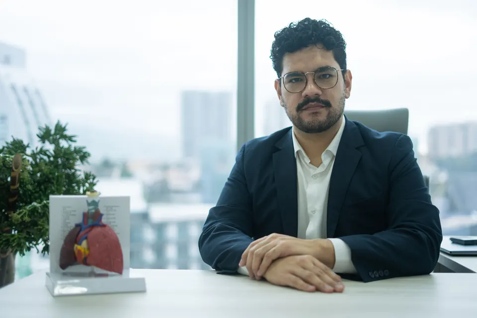 Dr. Juan Mariscal Castro en su consultorio