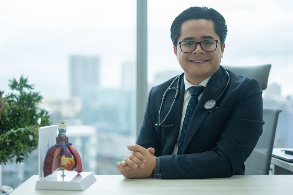 Dr. Jesús Ramón Sosa Chombo en su consultorio
