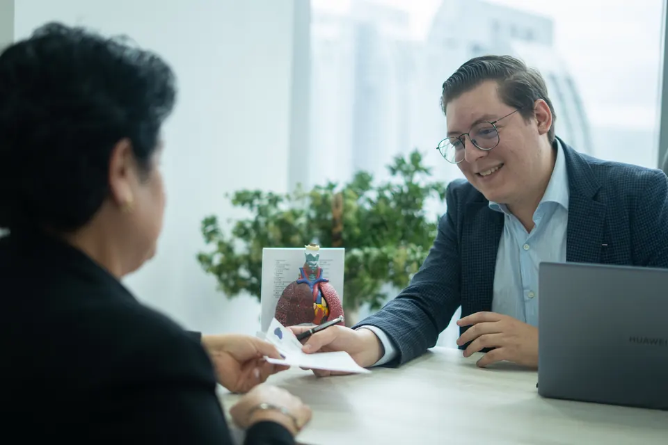 Dr. Abraham Misael Tolentino de la Mora entrega indicaciones a un paciente