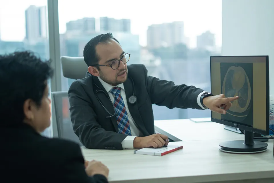 Dr. Raúl David Vega Vivar explica una tomografía de tórax en consulta