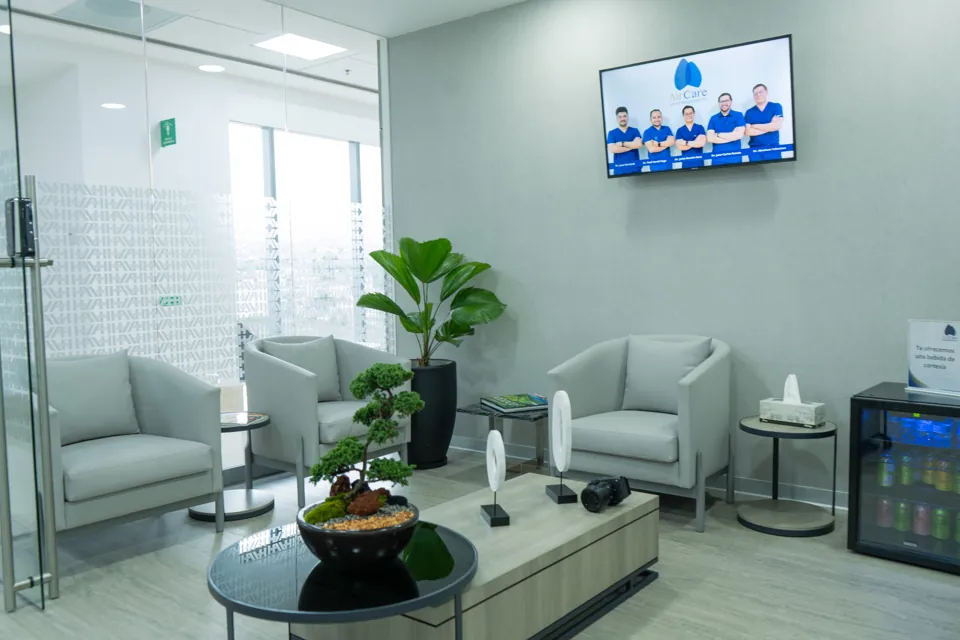 Sala de espera del consultorio de AirCare en el Hospital Angeles Lomas